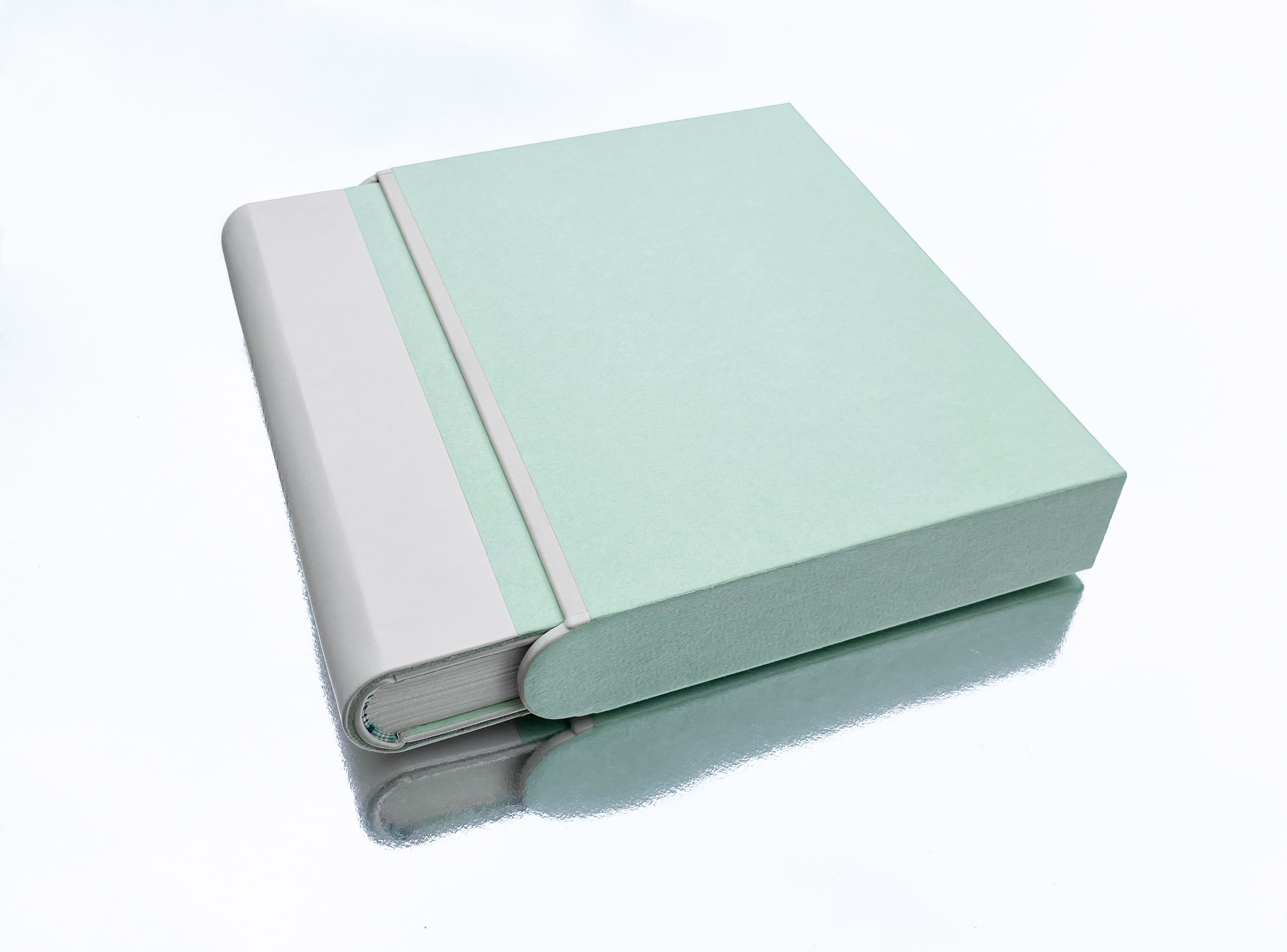 Vue de la reliure dans sa chemise sortie en partie de son étui en cuir et papier