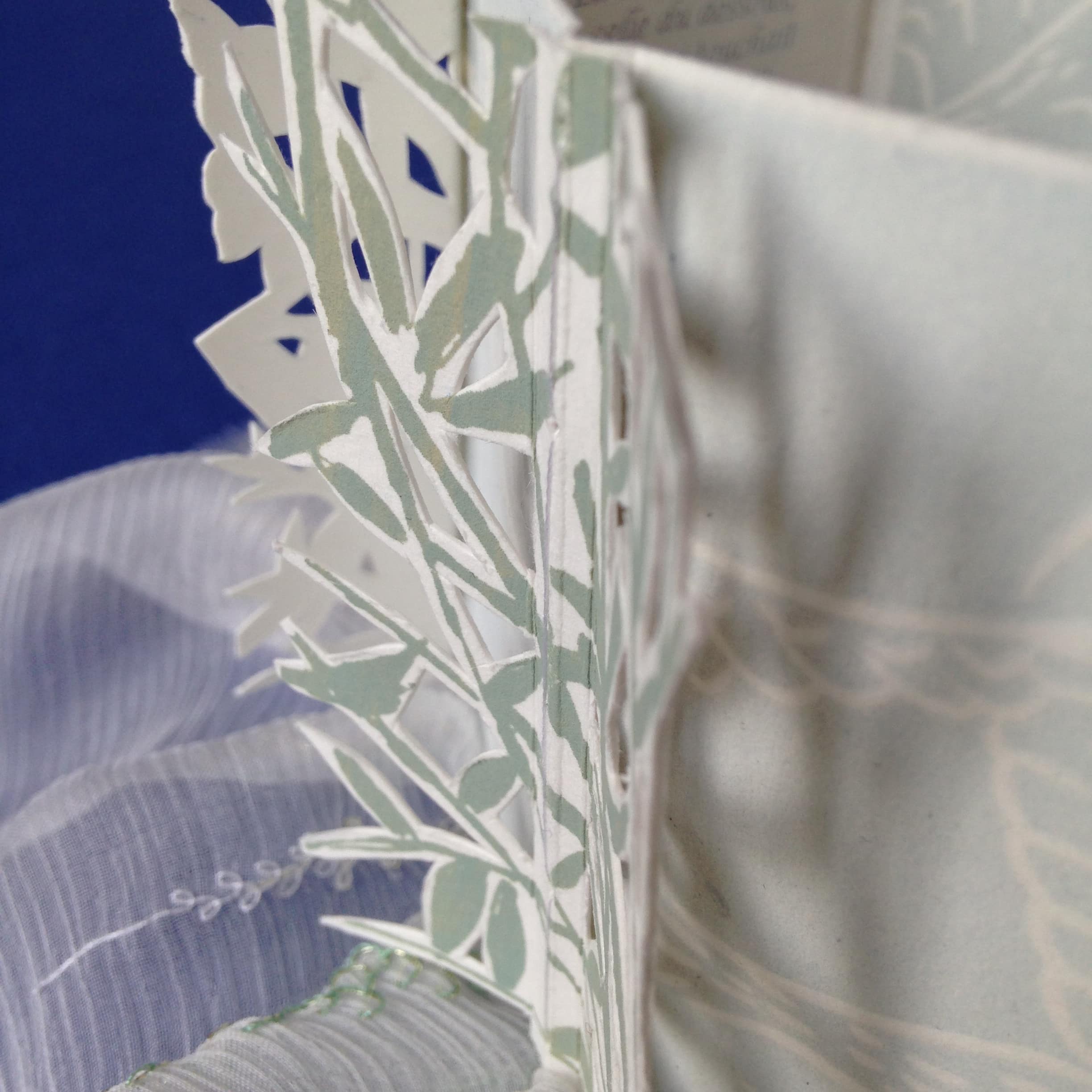 Zoom sur une découpe papier sérigraphiée.