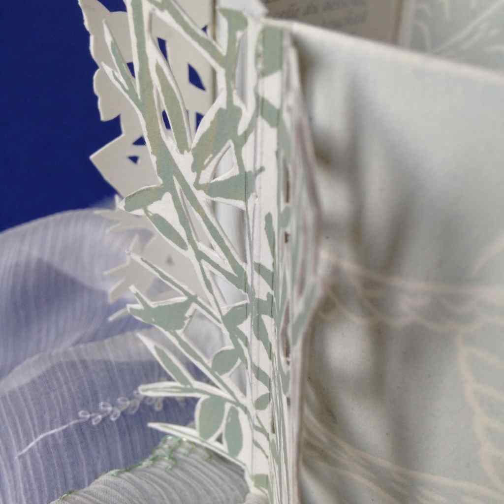 Zoom sur une découpe papier sérigraphiée.