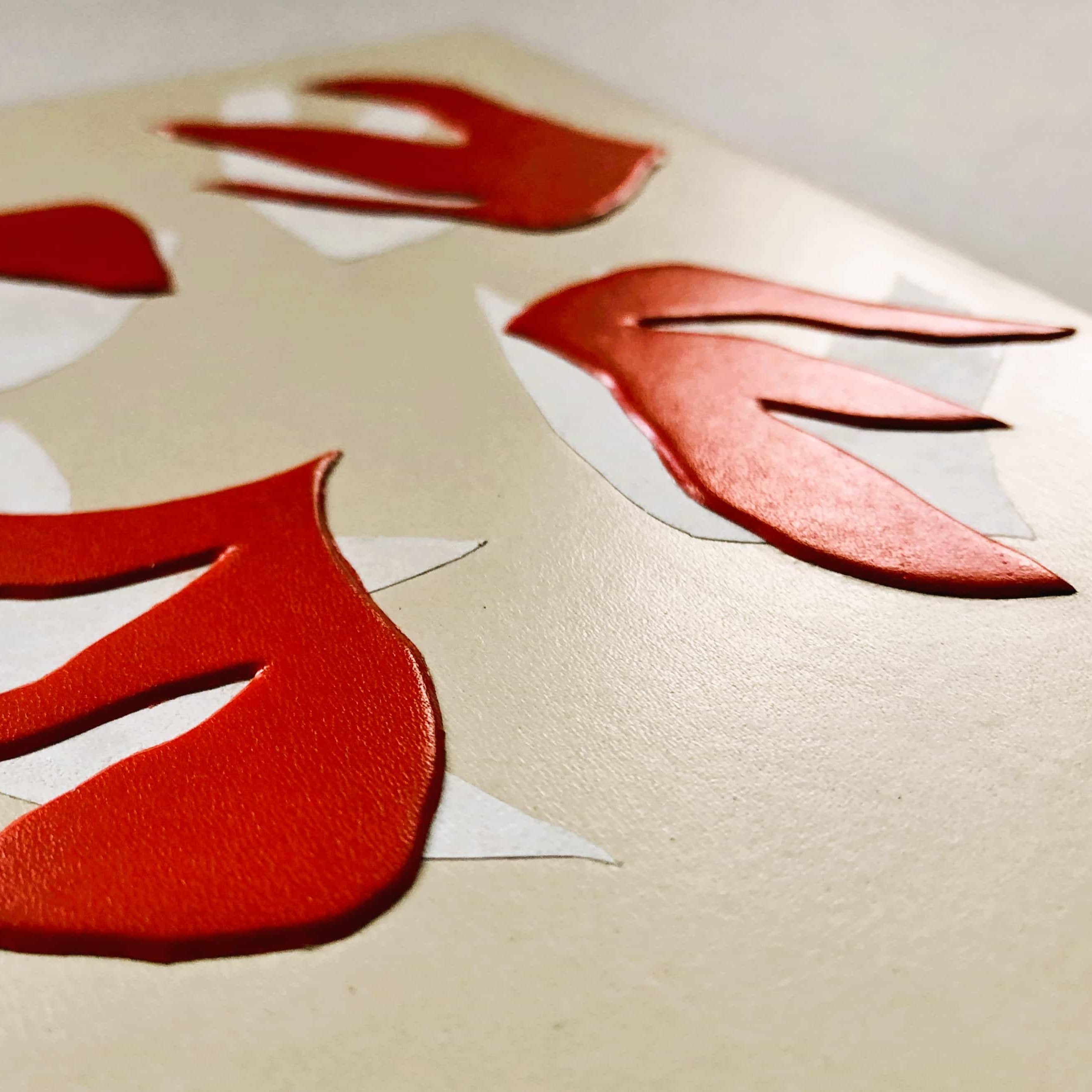 Zoom, lumière rasante sur les chants des mosaïques bombées rouge écarlate