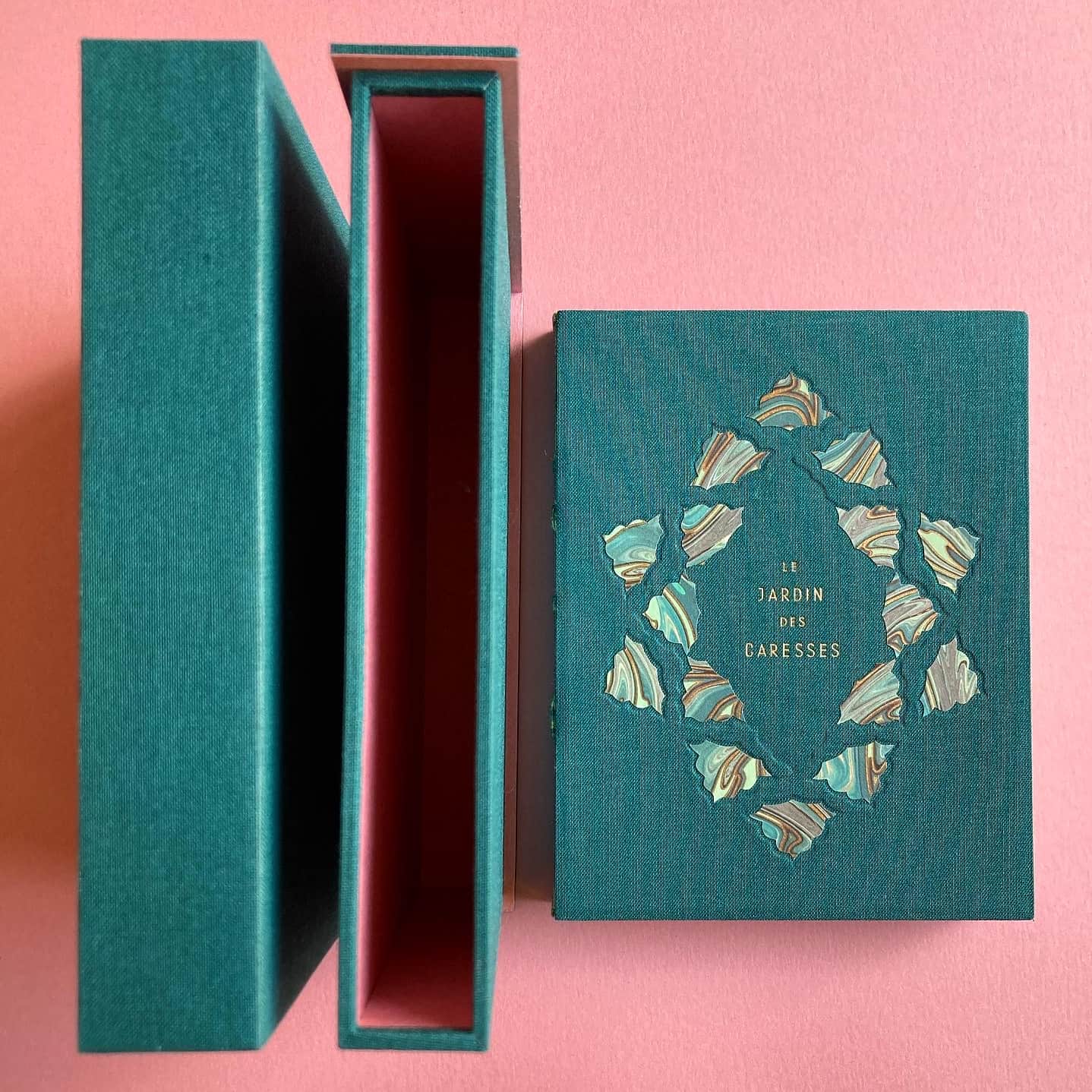 Livre et éléments de la boite étui