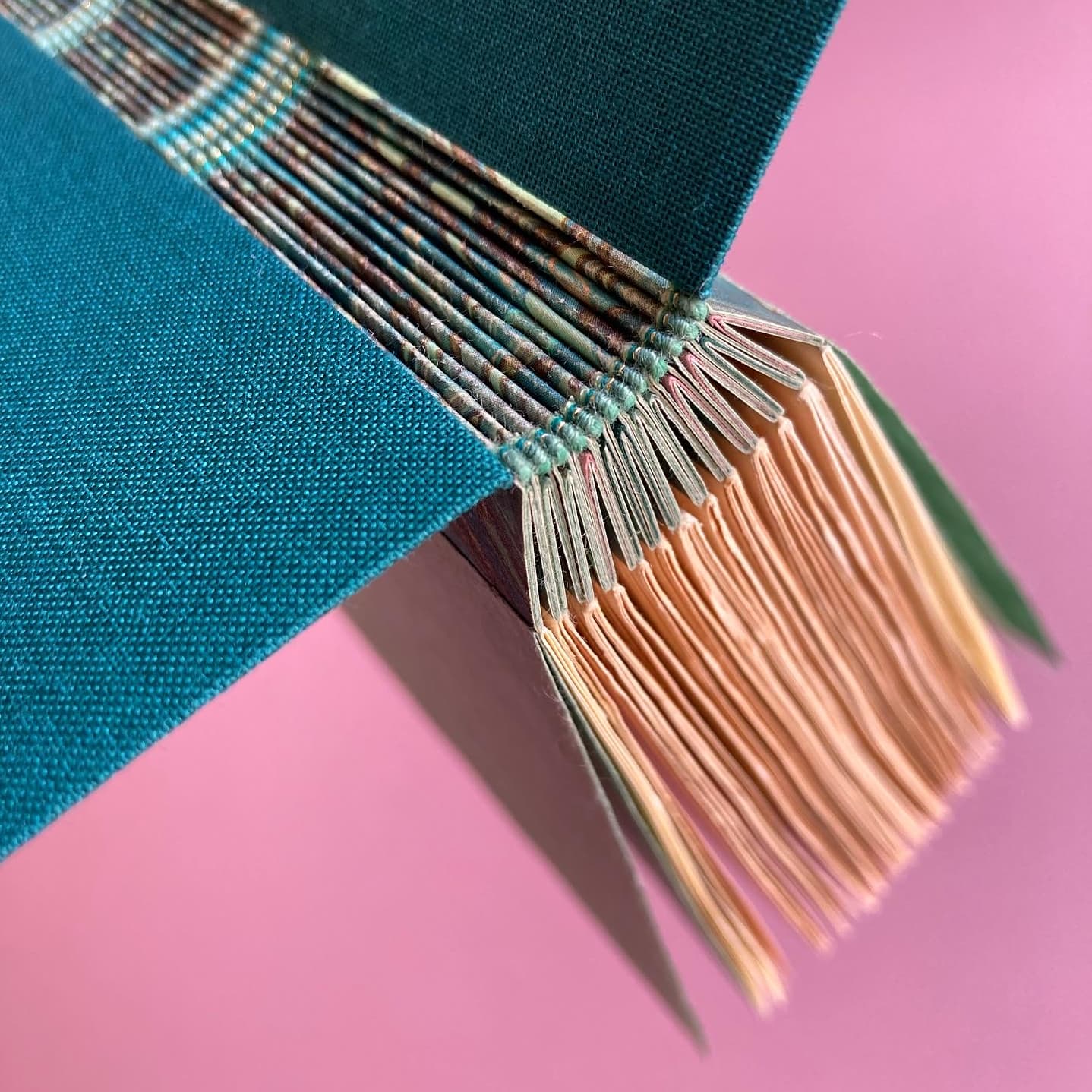 Détails sur la couture des onglets apparents au niveau du dos.