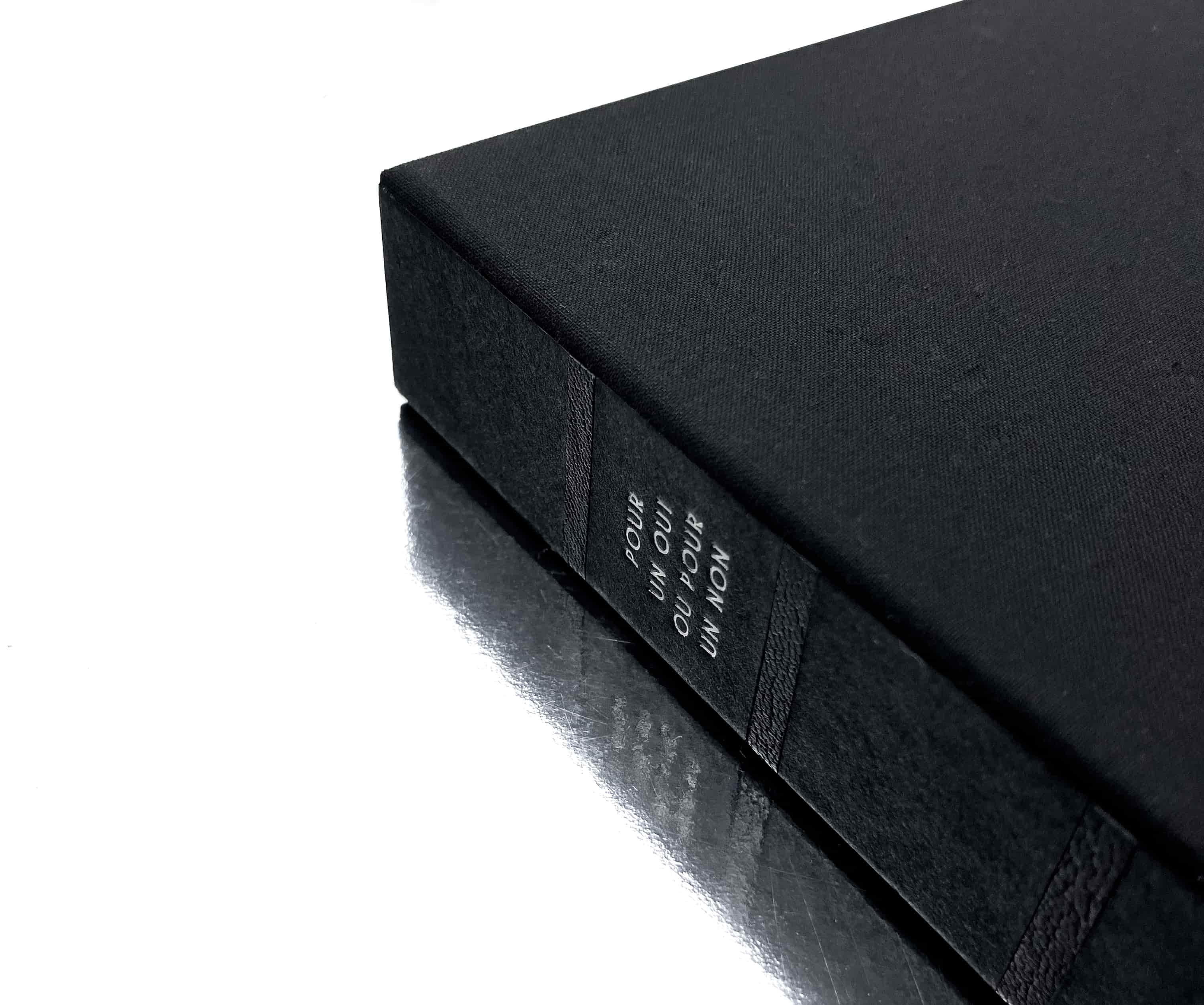 Vue sur l'étiquette de la boite à chasse protégeant le livre