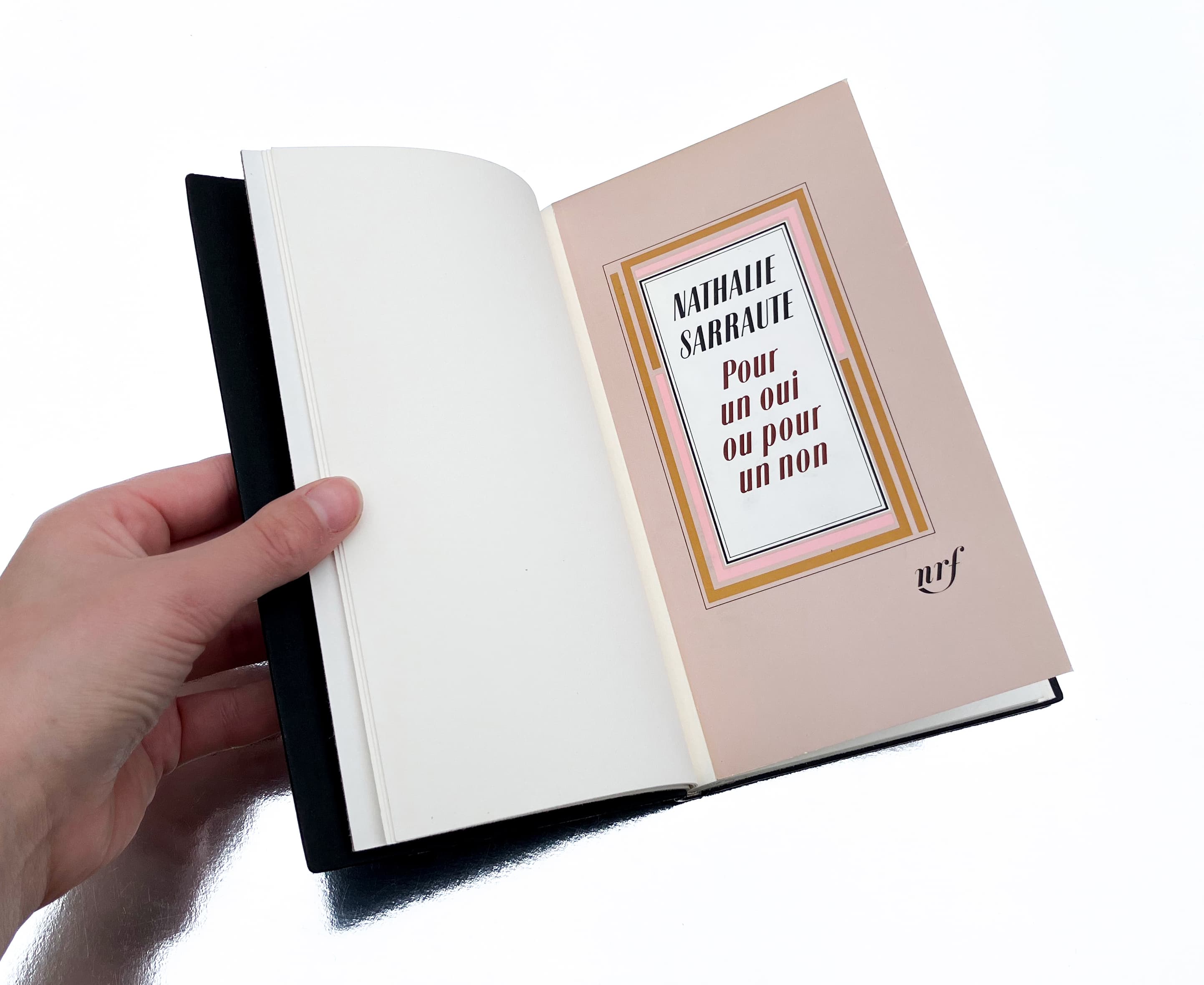 Vue sur la couverture de brochure de la reliure : Pour un oui ou pour un non de Nathalie Sarraute