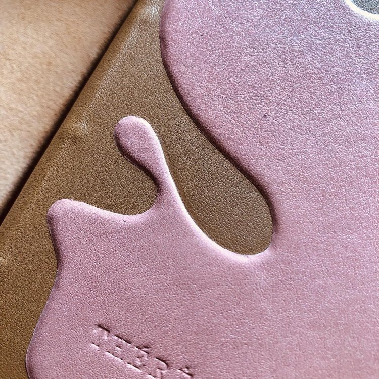 Vue sur les bords bombés d'une mosaïque de cuir rejoignant la fleur du cuir de couvrure