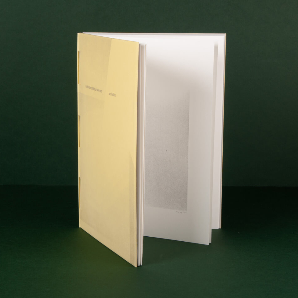 Vue sur le livre entrouvert, laissant apparaitre une image abstraite créée par Mathilde Ollitraut-Bernard