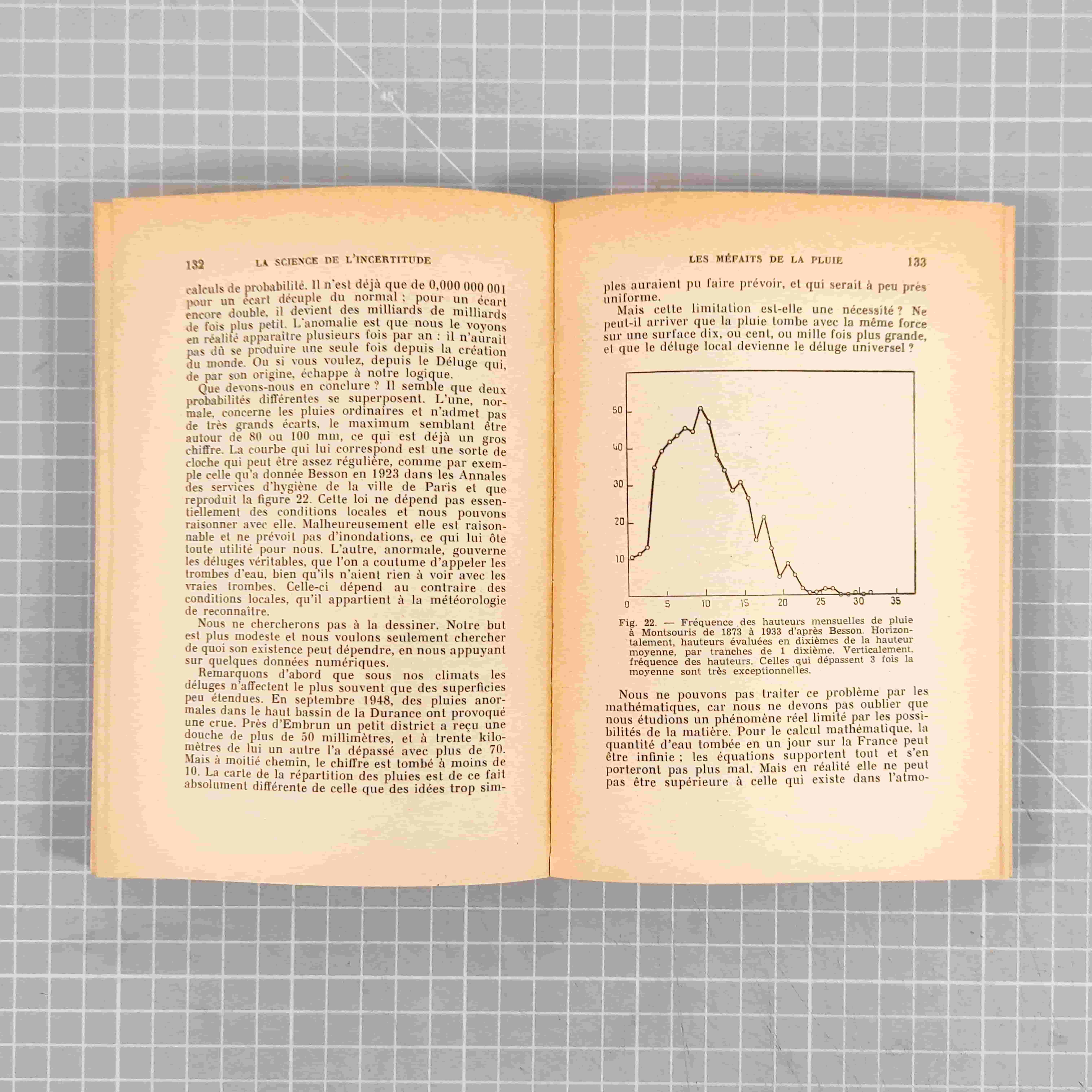 Vue sur le contenu d'un livre et d'une reliure ouverte à plat. Vue sur du texte et un graphique.