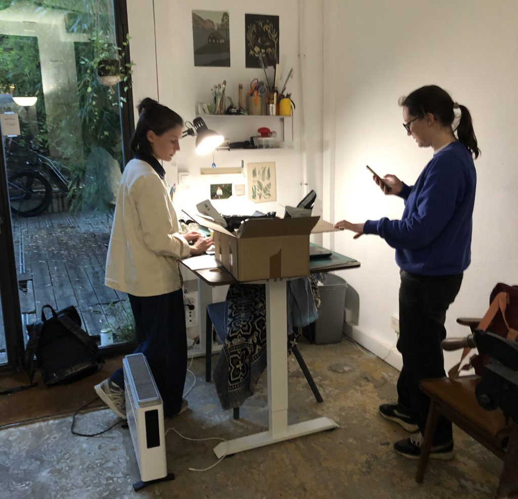 Elise et Paula en confection du colis commun à destination de Montréal