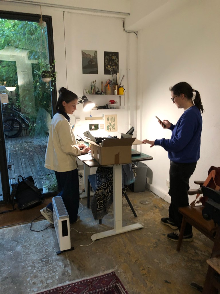 Elise et Paula en confection du colis commun à destination de Montréal